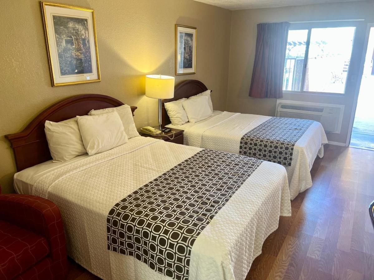 Park Avenue Inn & Suites Викторвил Екстериор снимка
