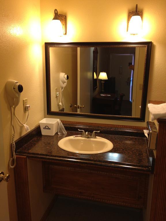 Park Avenue Inn & Suites Викторвил Стая снимка