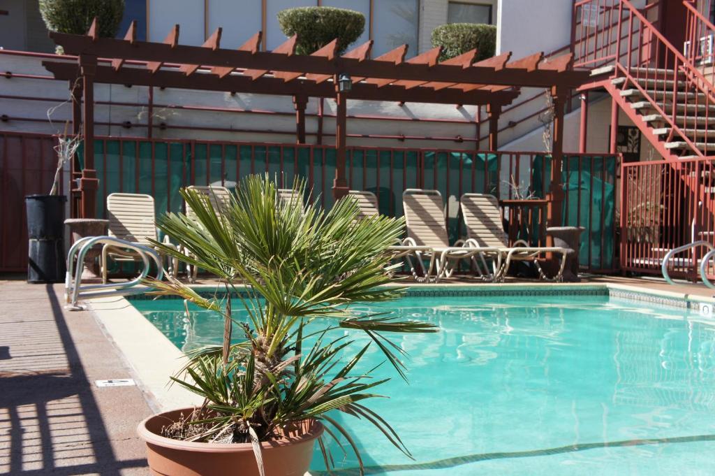 Park Avenue Inn & Suites Викторвил Екстериор снимка
